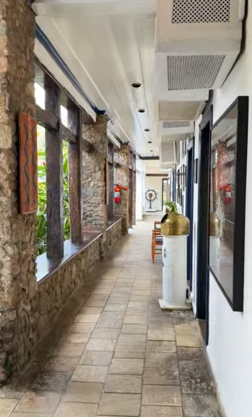 Um dos corredores de acesso aos quartos do Sandi Hotel 