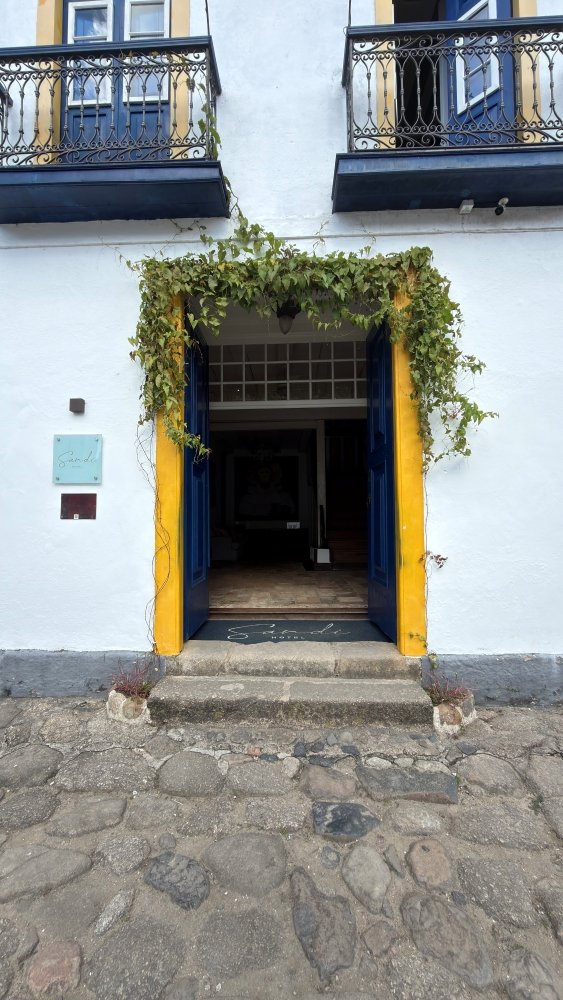 Uma das entradas do Sandi Hotel no Quadrado Mágico 