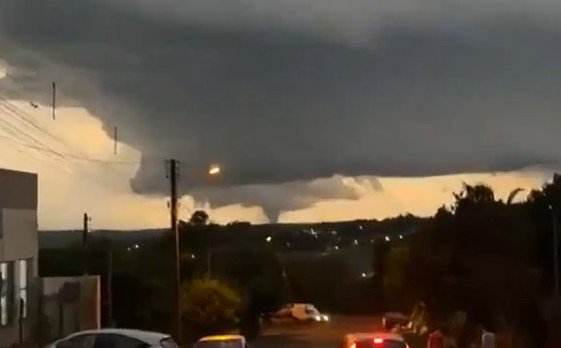 Tornado atinge Rio Grande do Sul, destrói casas e deixa feridos; veja vídeos