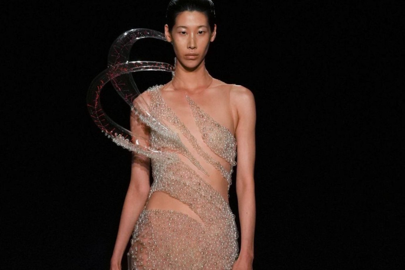 Iris Van Herpen cria vestido com plasma, matéria que forma estrelas