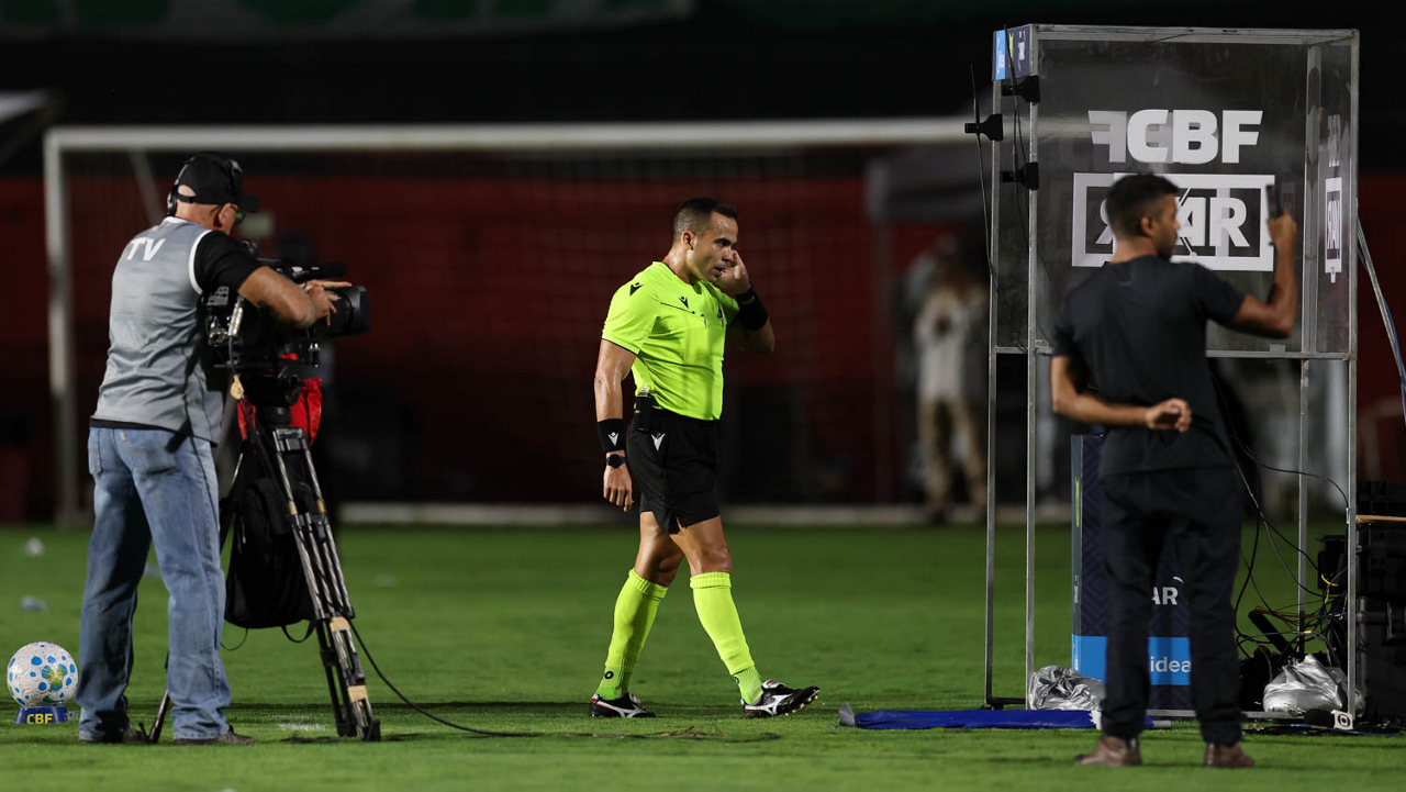 Presidente do Vitória vai contestar 'de forma oficial' a arbitragem do jogo contra o Palmeiras