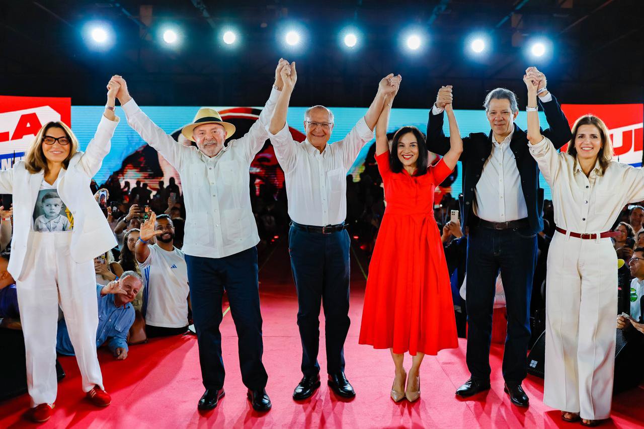 PT oficializa Lula, que cita Pelé, promete campanha 'porreta' e mira voto feminino