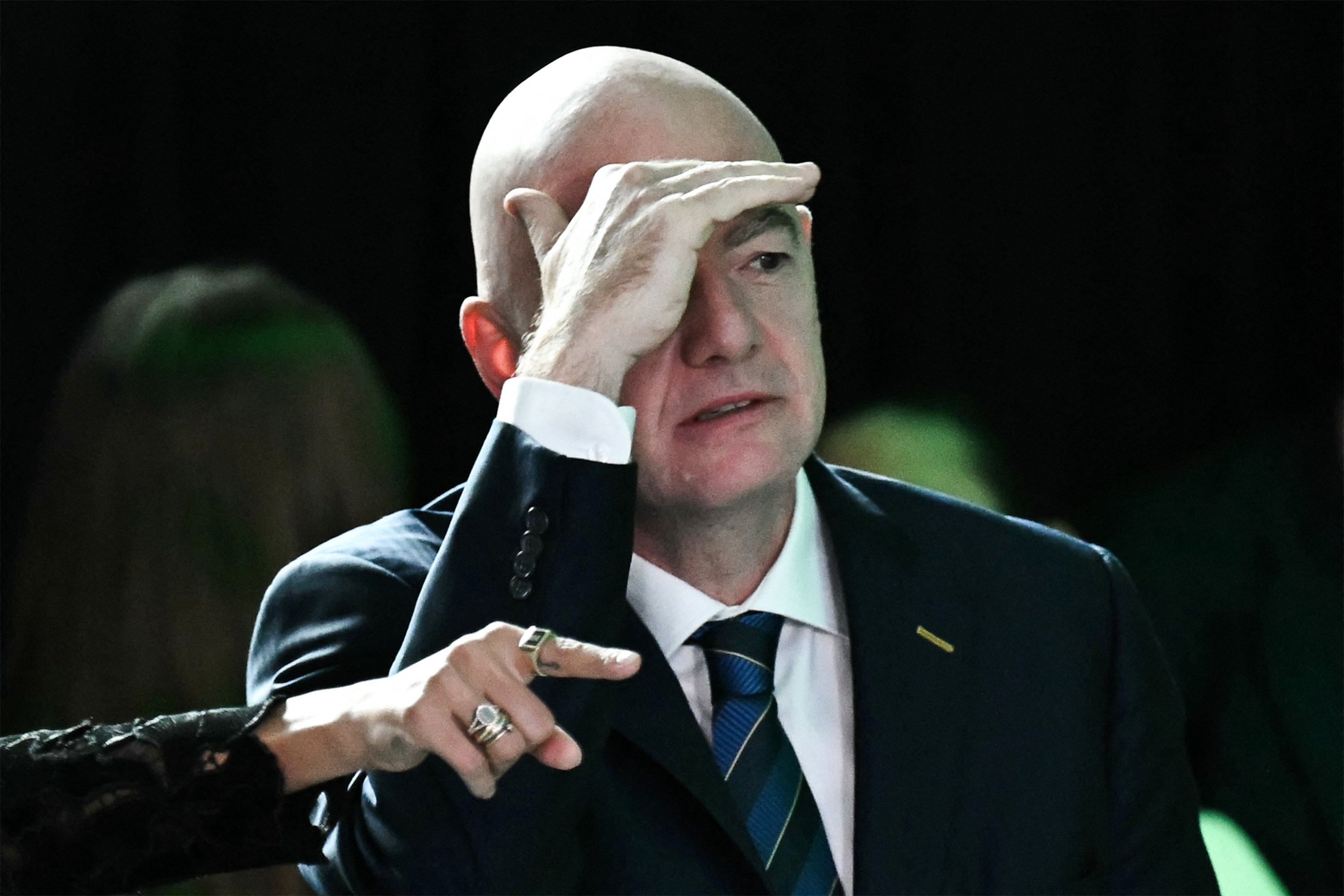 Presidente de time em que Maradona brilhou diz que daria 'um tiro' em Infantino