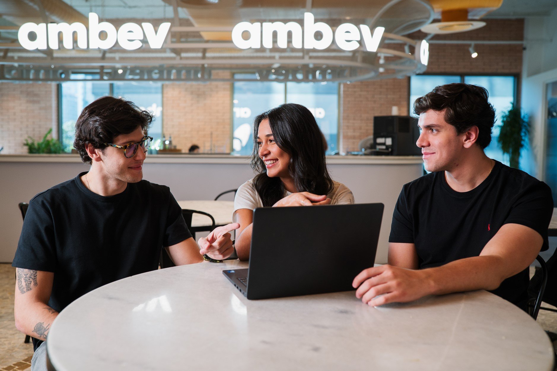 Ambev abre trainee com salário de R$ 9,5 mil e experiência internacional; veja como se inscrever