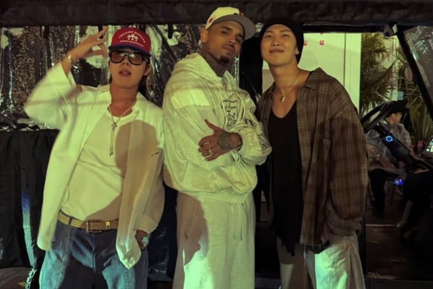 Fãs do BTS reclamam de aproximação de membros com Chris Brown; relembre polêmicas