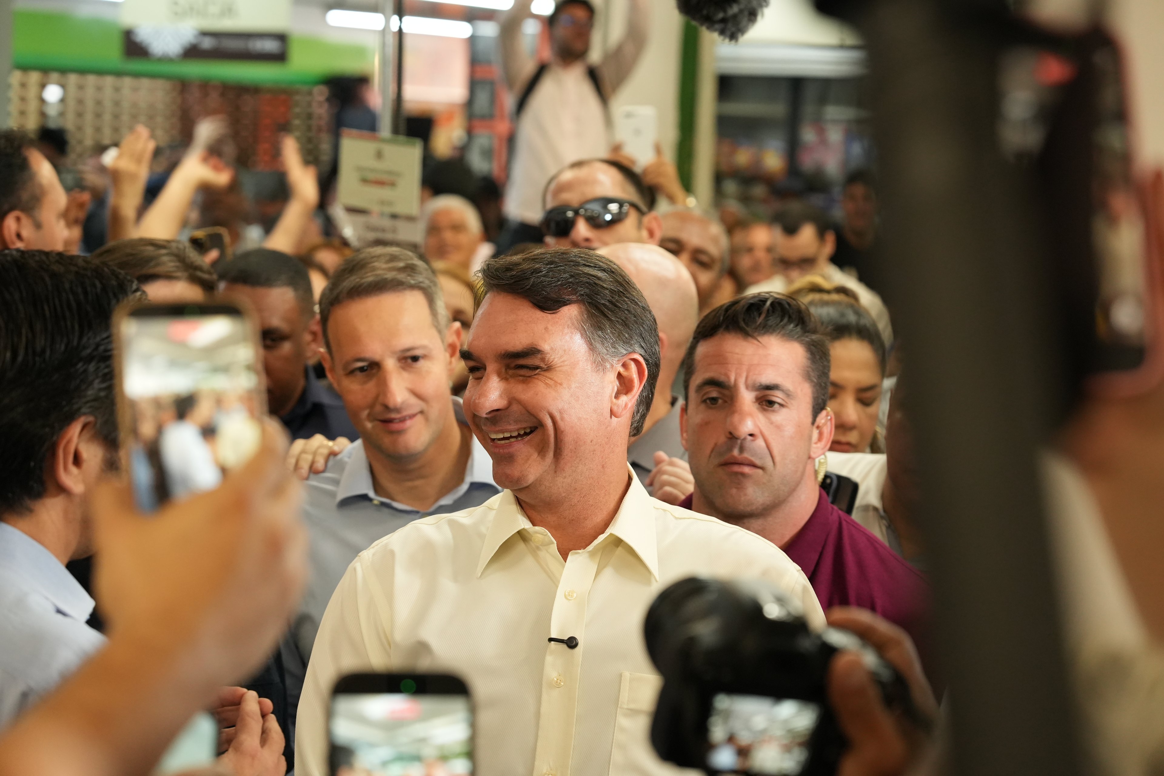 Flávio Bolsonaro diz que Dark Horse é 'página virada' e tenta associar caso Master a Lula
