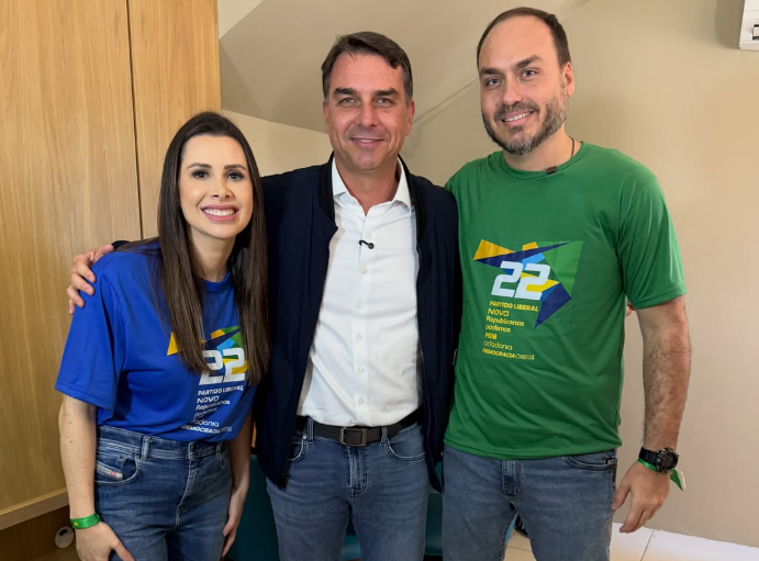 PL oficializa Carlos Bolsonaro e Carol De Toni como candidatos em Santa Catarina