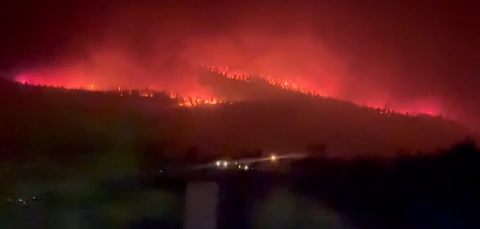 Incêndio florestal atinge cidade no Canadá e provoca retirada de moradores; veja o vídeo