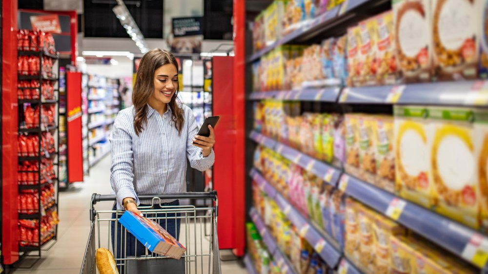 Opinião: o consumidor pesquisa no feed, mas decide no corredor