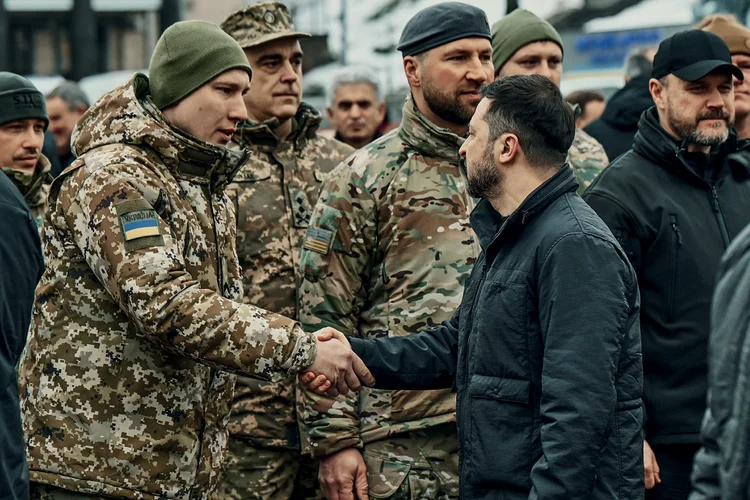 Presidente da Ucrânia, Volodymyr Zelensky, cumprimenta tropas:  troca no comando é tentativa de reorganizar a cúpula militar diante dos avanços russos e das dificuldades de mobilização (Leon Neal/Getty Images)
