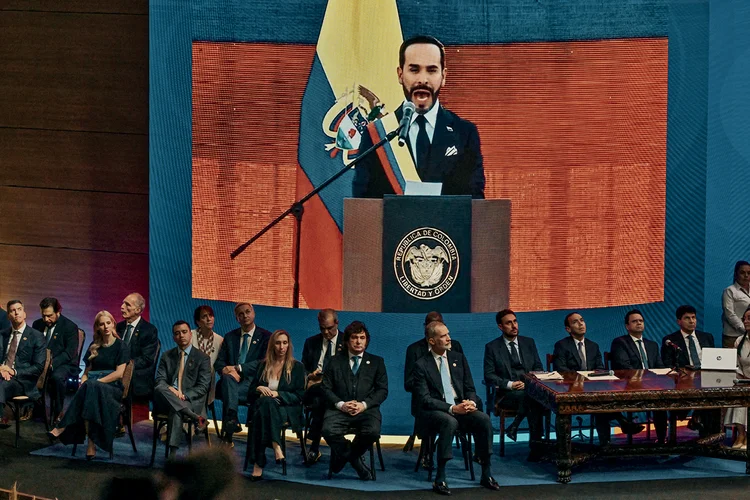 Posse de Abelardo de la Espriella: cerimônia atípica realizada na cidade de Cali (Luis Acosta/AFP)