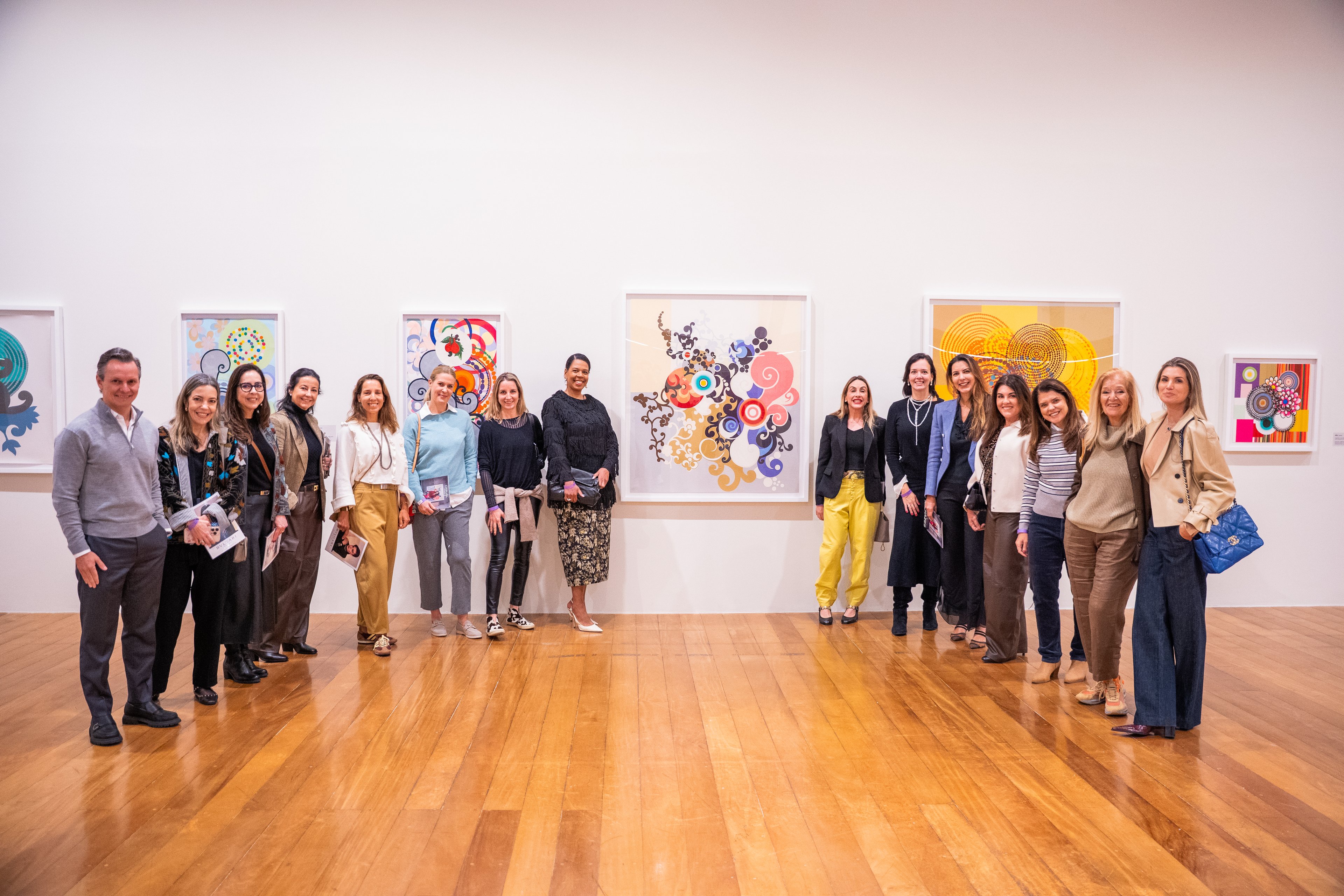 Ex-alunos da Saint Paul visitam gravuras de Beatriz Milhazes com a Bvlgari