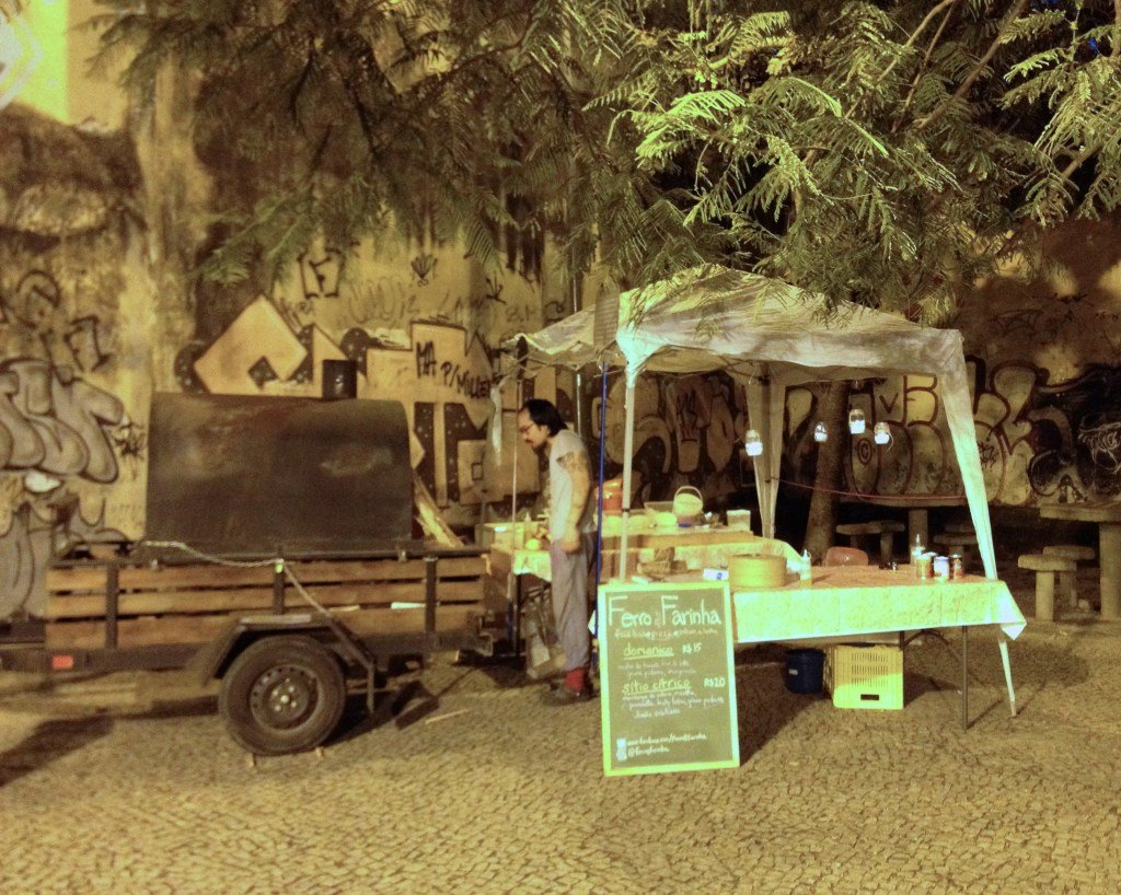 Forno de ferro improvisado usado por Sei Shiroma para produzir pizzas pelas ruas do Rio no início da Ferro e Farinha