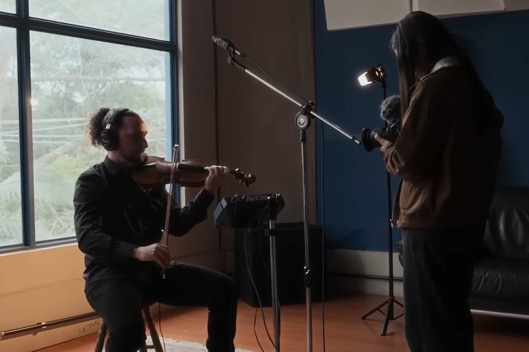Itaú revela 'bastidores analógicos' de campanha sobre IA