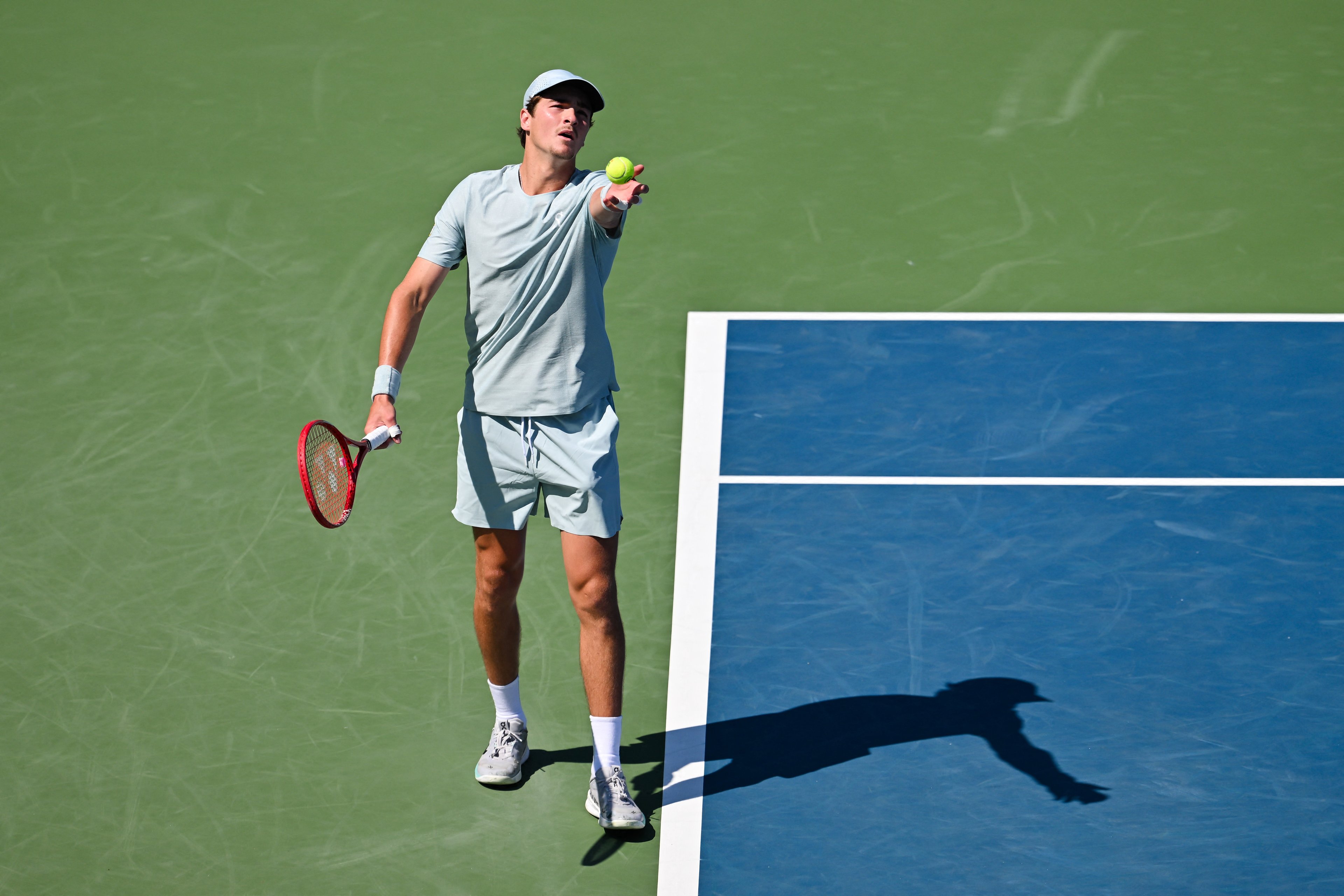 João Fonseca joga muito, derruba Tsitsipas e avança em Montreal