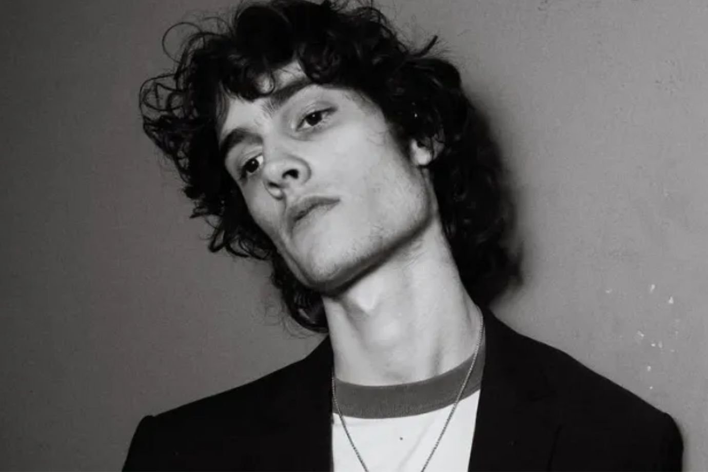 Sombr no Lolla? Cantor se apresenta no Brasil em 2027, diz jornalista