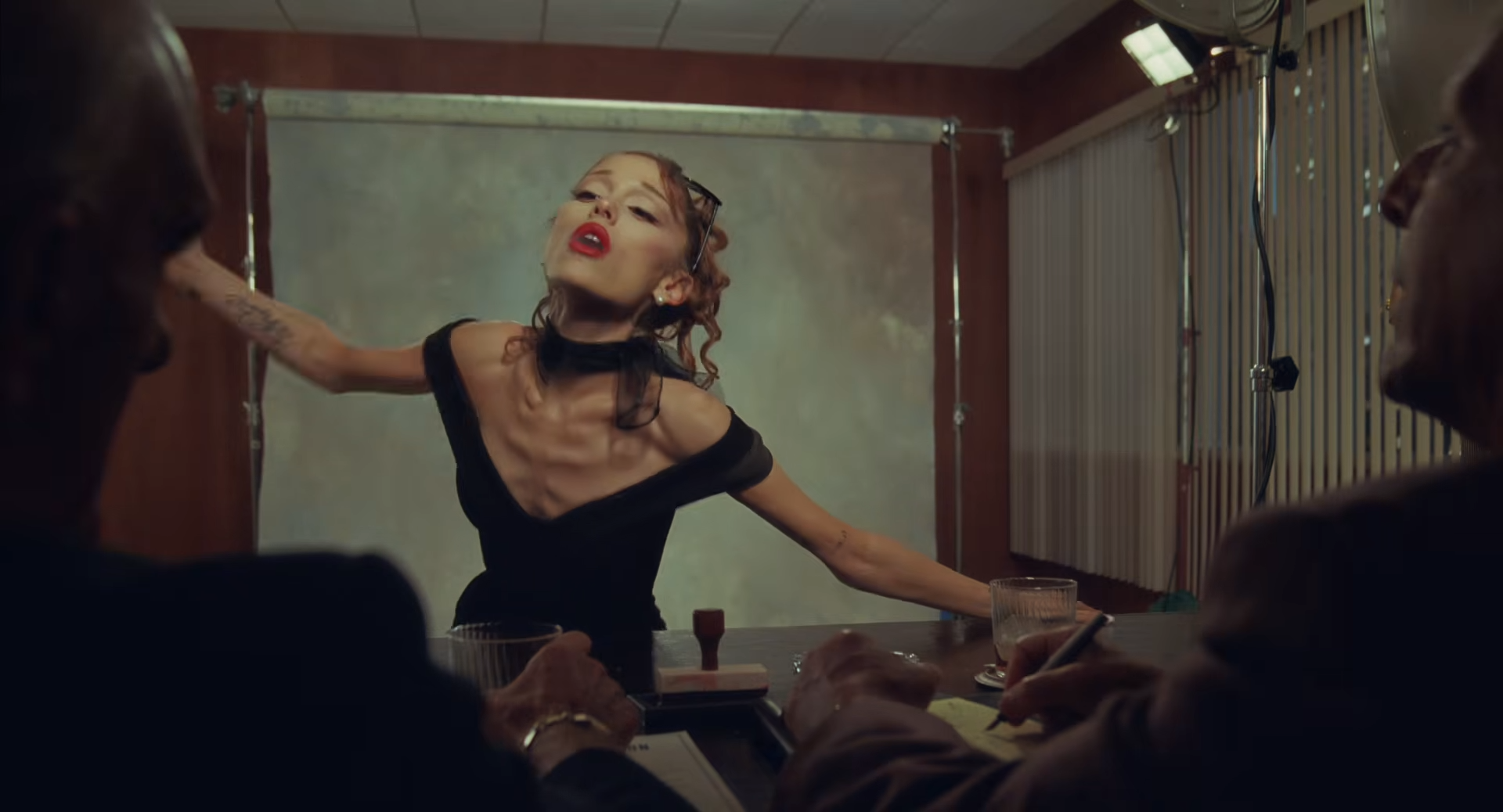 ariana grande no clipe de Petal