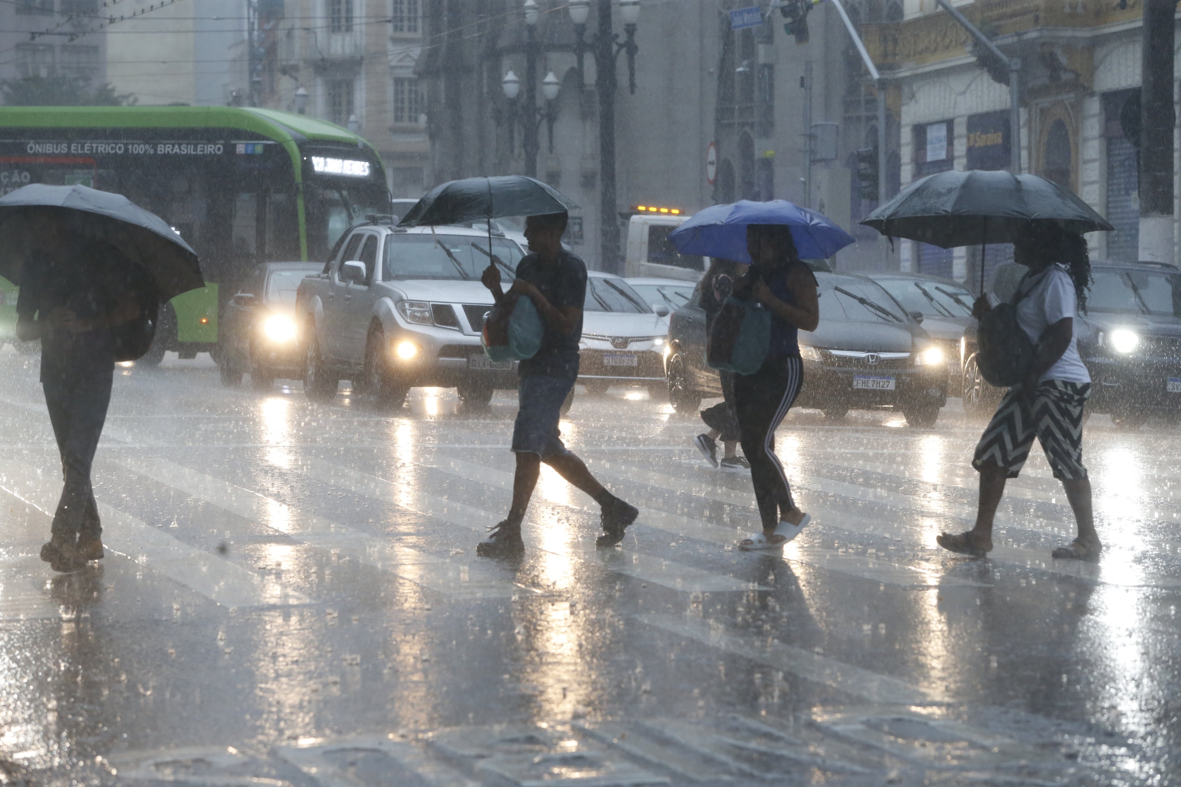 SP tem previsão de chuva forte em várias regiões neste domingo; confira