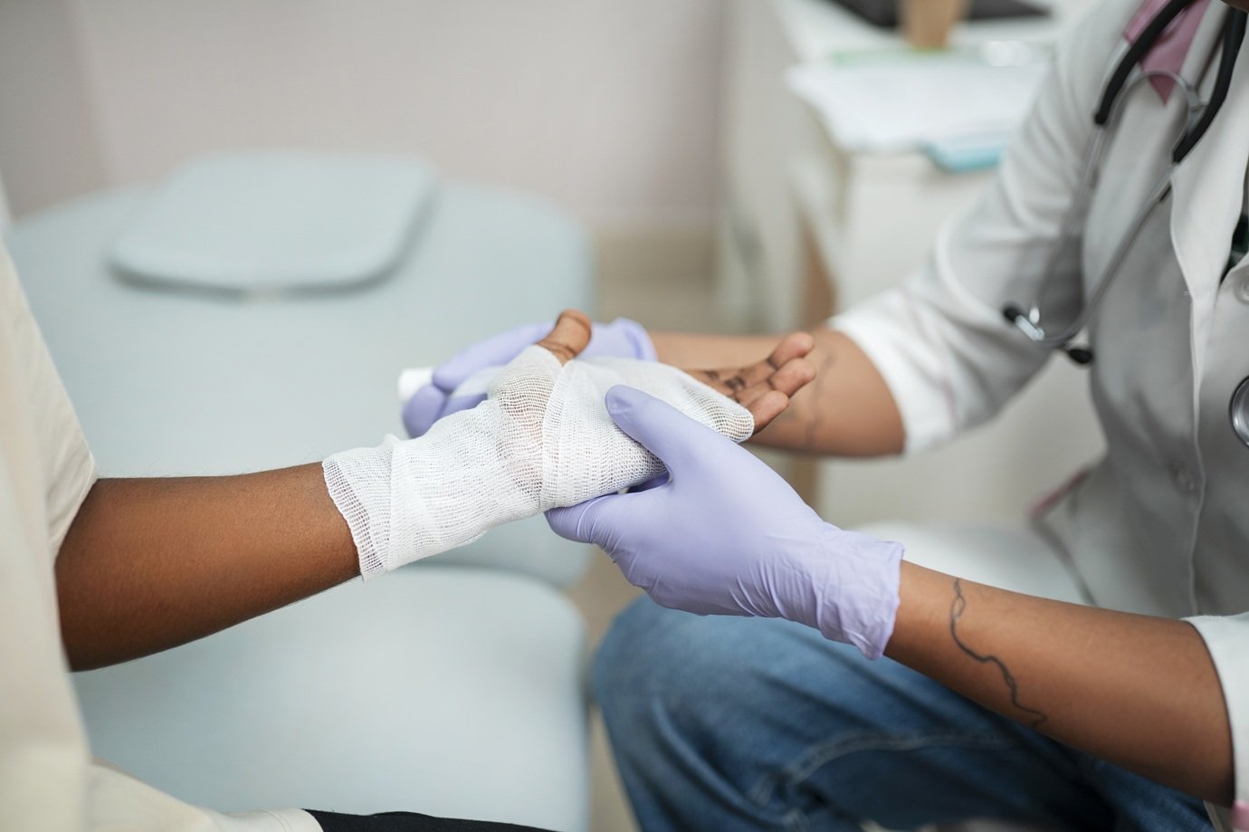 Cientistas criam curativo que usa proteínas do próprio corpo para acelerar a cicatrização