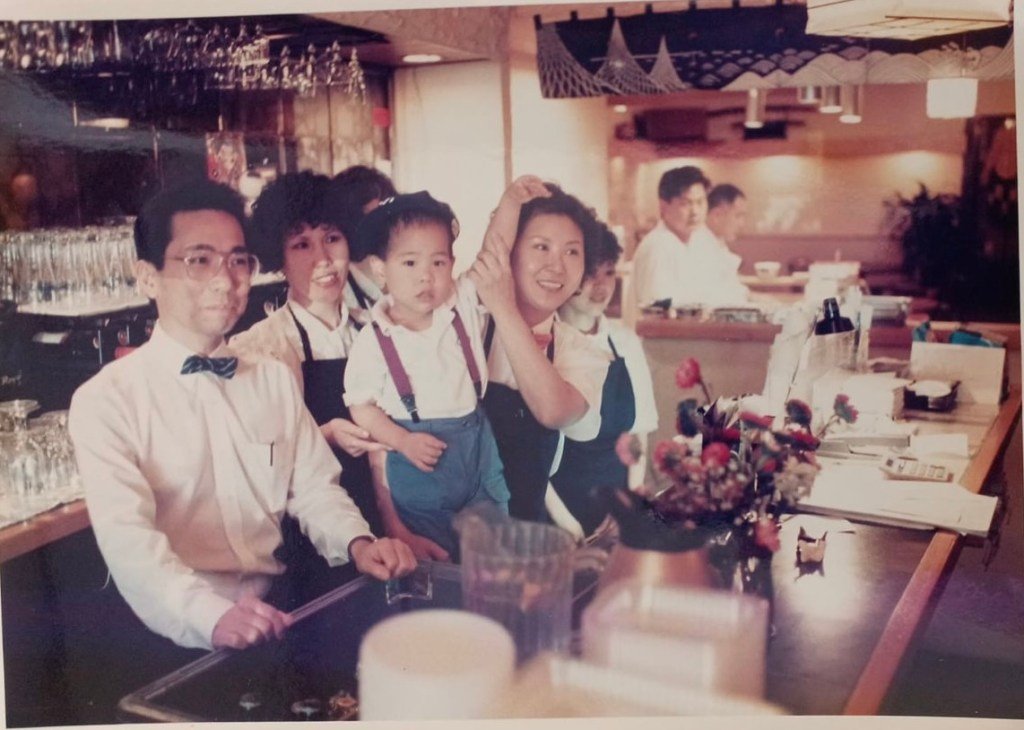 Sei Shiroma na infância, no restaurante japonês comandado por seus pais, em Nova York