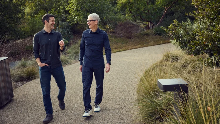 John Ternus (à esquerda) e Tim Cook (à direita) no Apple Park: transição no comando da gigante de tecnologia