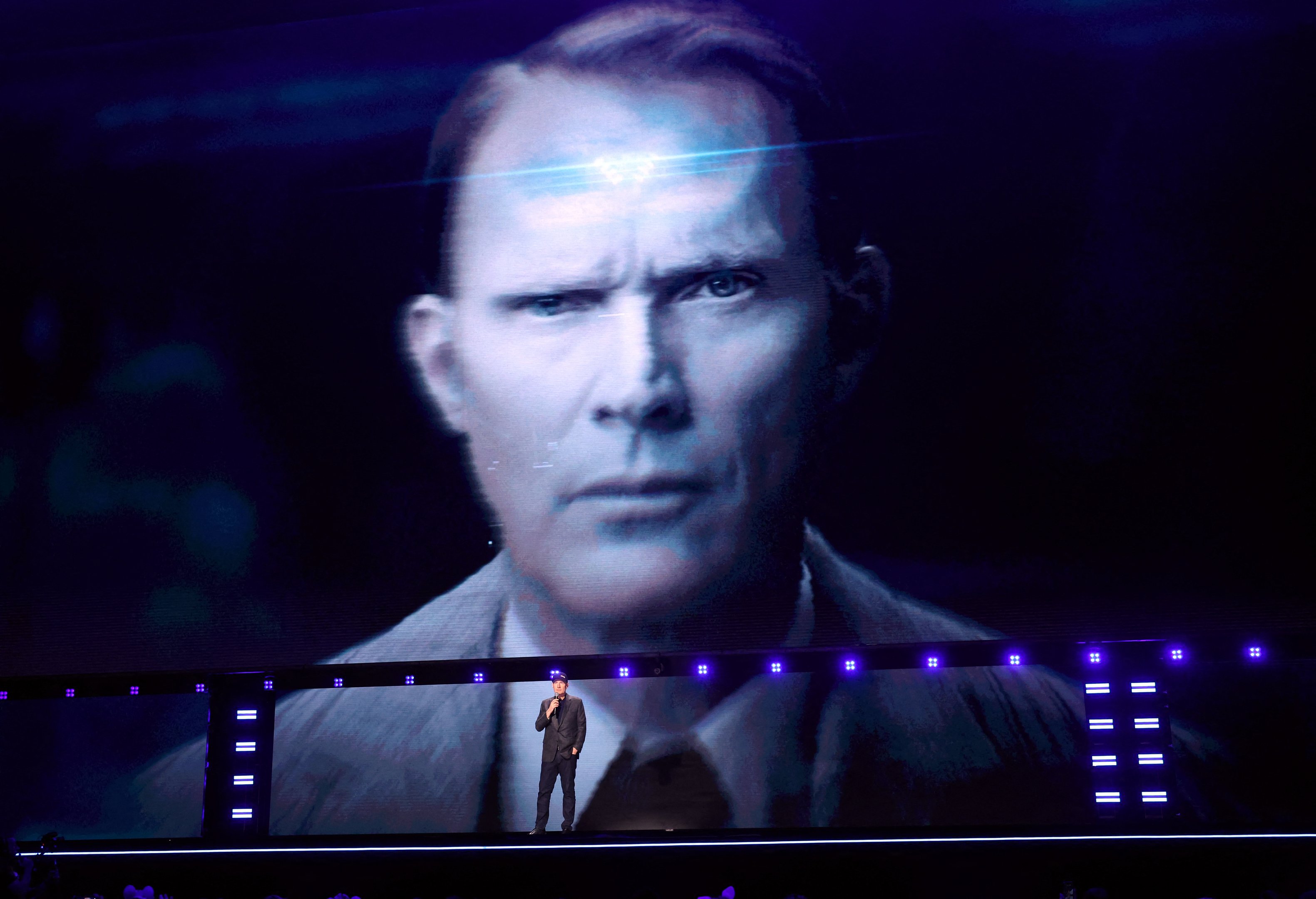 Kevin Feige fala no palco durante o painel da Disney na D23 2026