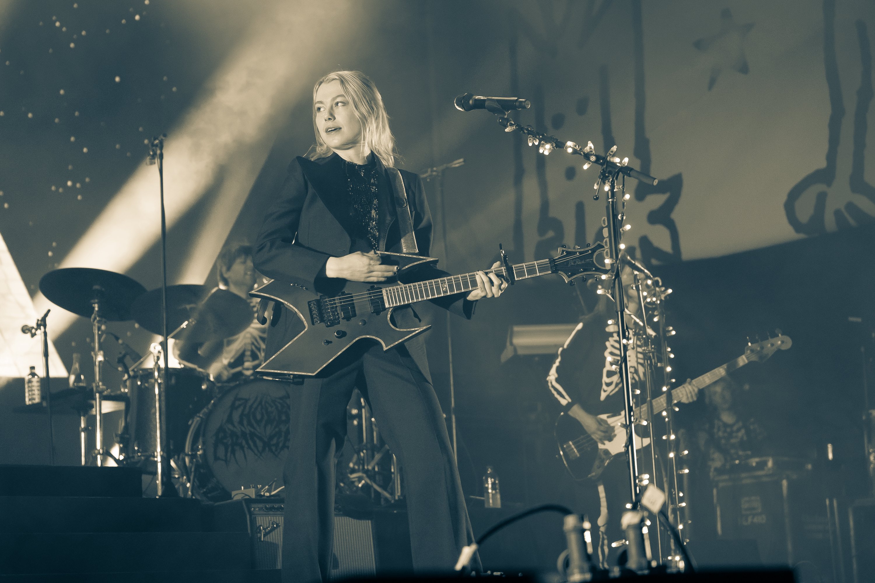 O retorno de Phoebe Bridgers: como 'Lost Weekend' desafia a urgência do streaming