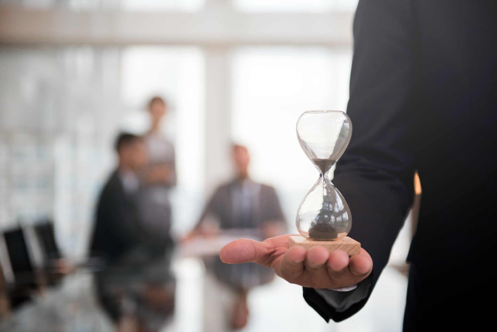 57% do tempo de trabalho é gasto em reuniões, e-mails e chats; veja como a IA pode mudar isso