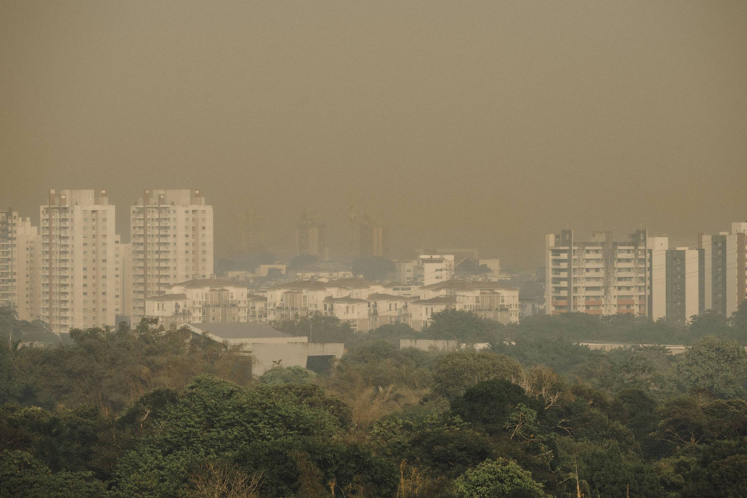 Sob efeito do El Niño, Manaus tem queimadas recordes e fica coberta por fumaça tóxica