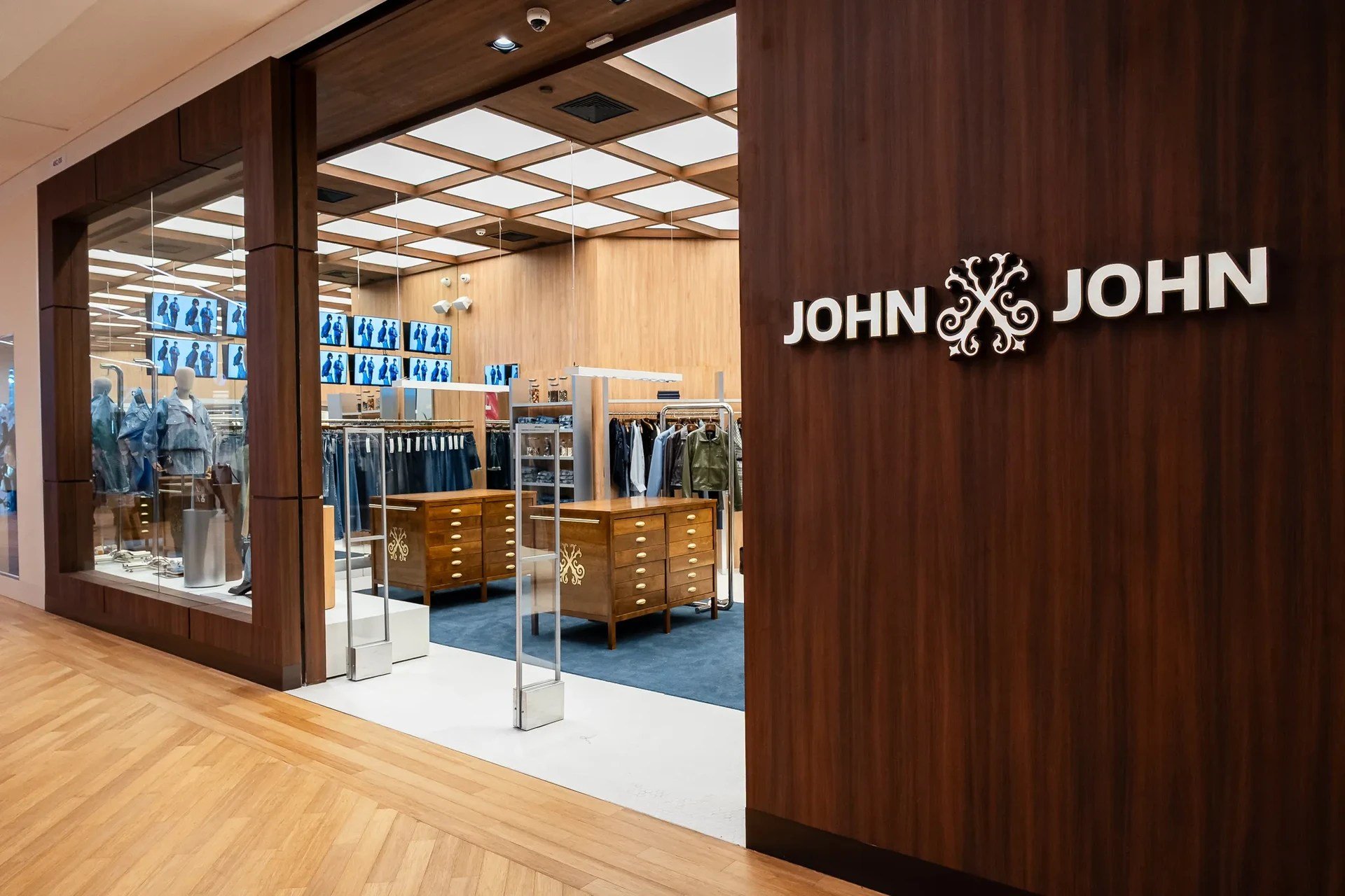 Veste coloca John John pela primeira vez no franchising e acelera Dudalina