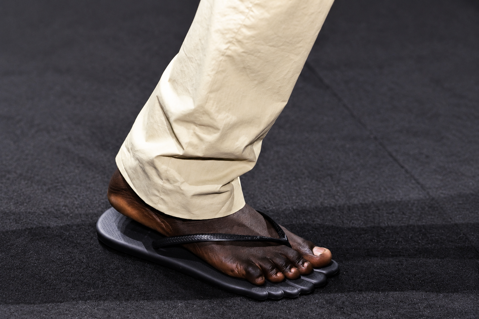Havaianas ganha 'sexto dedo' em colaboração com MM6 Maison Margiela