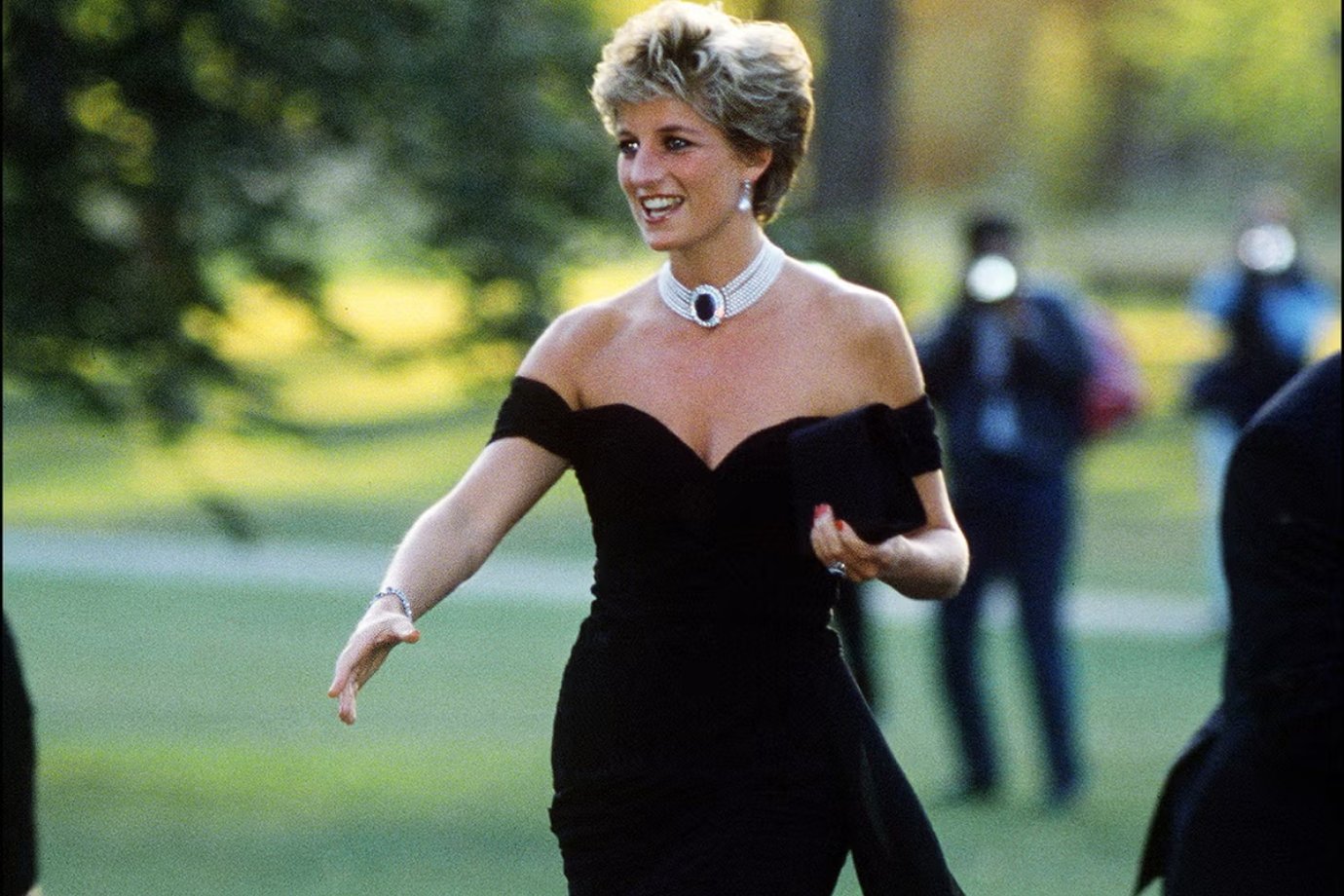 O histórico 'vestido da vingança' de princesa Diana será leiloado