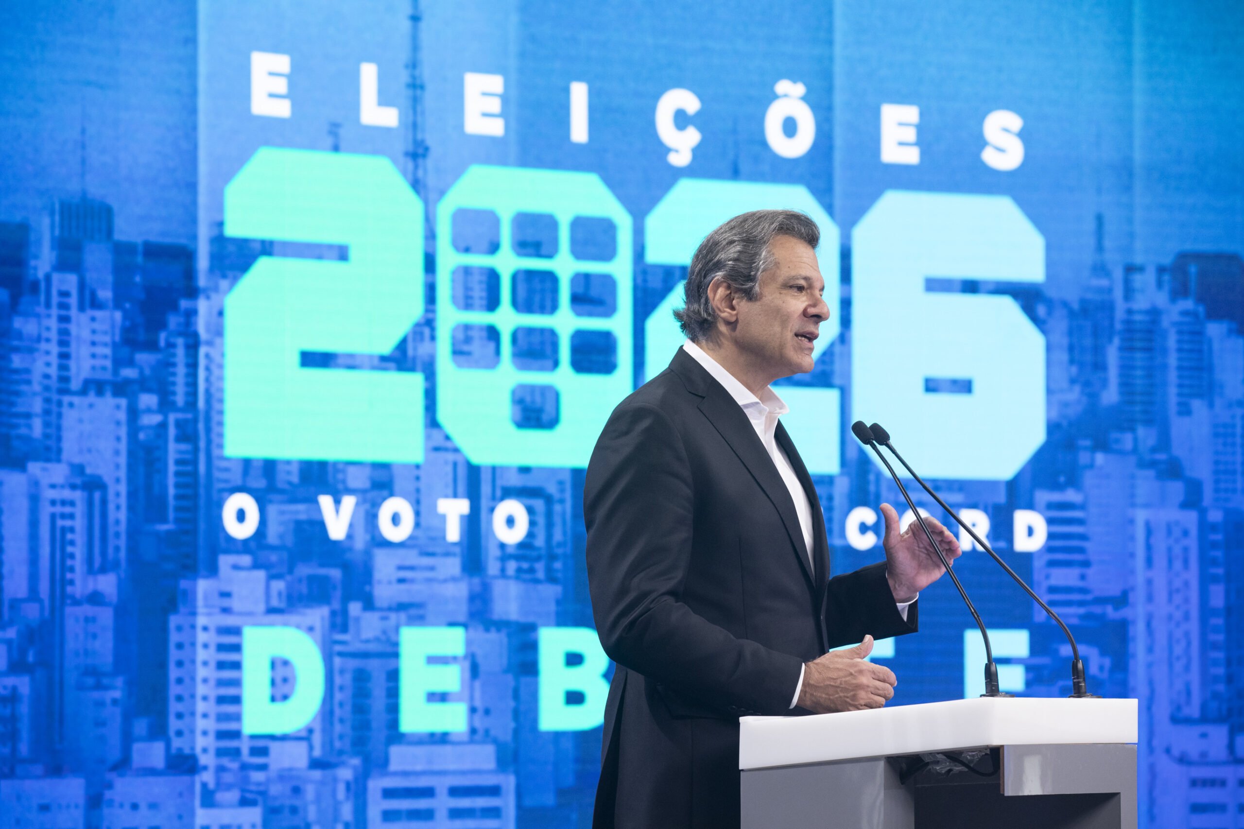 Tarcísio falta ao debate da Record, e Haddad fala em virada mesmo com desvantagem de 15 pontos