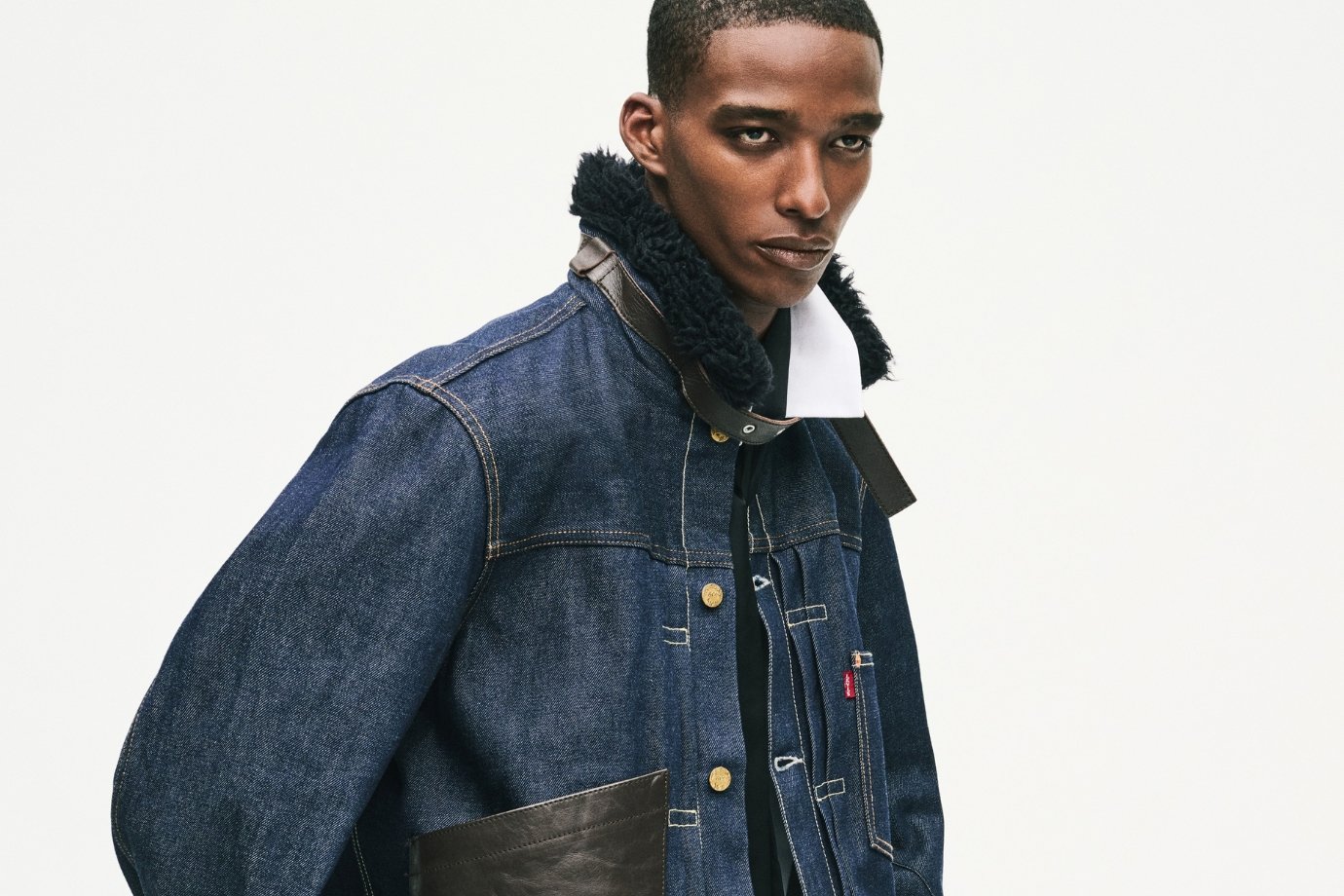 Levi's e Sacai reinventam o jeans em nova collab que chega ao Brasil