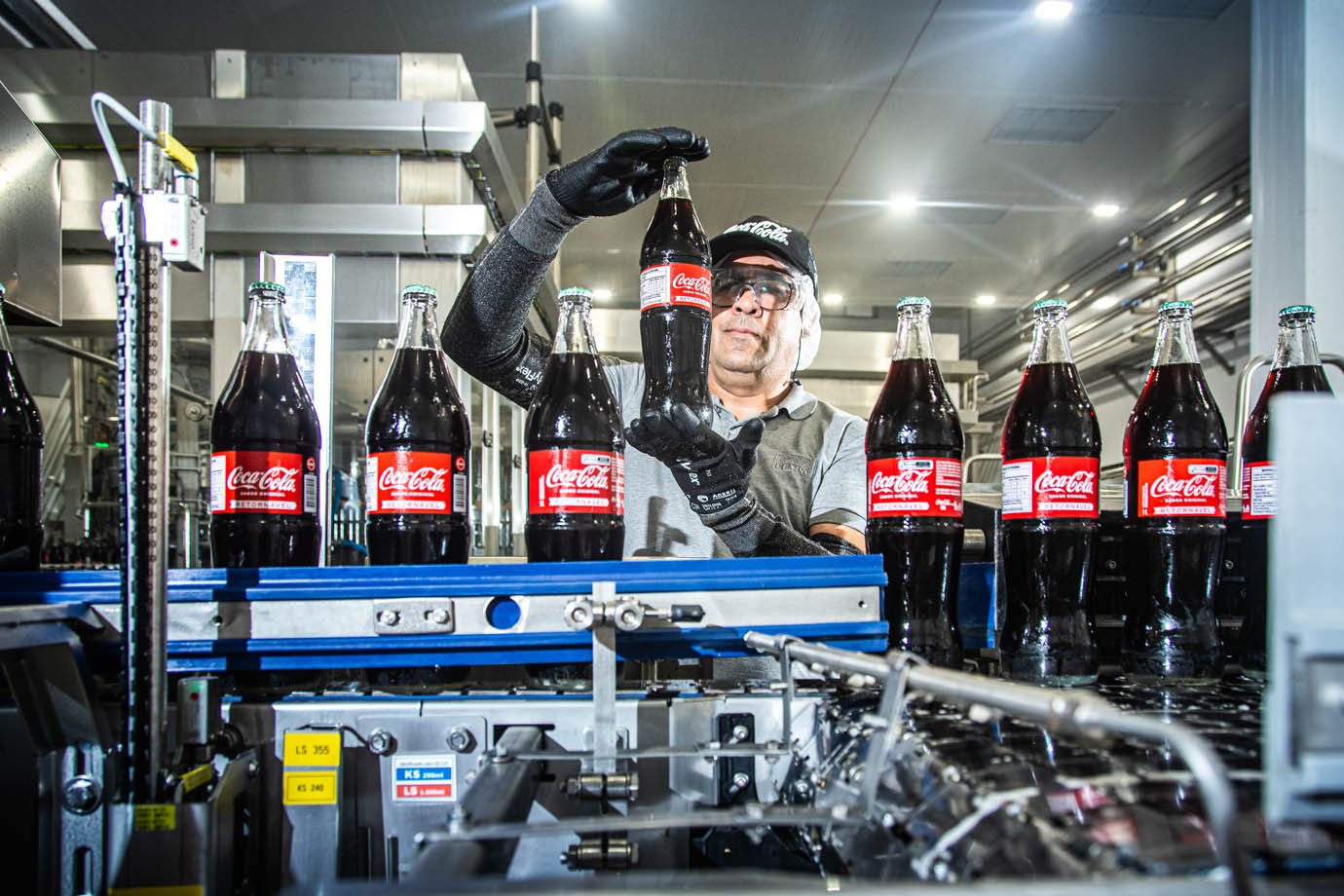 A fábrica que mais produz Coca-Cola no mundo fica no Brasil e vai crescer mais