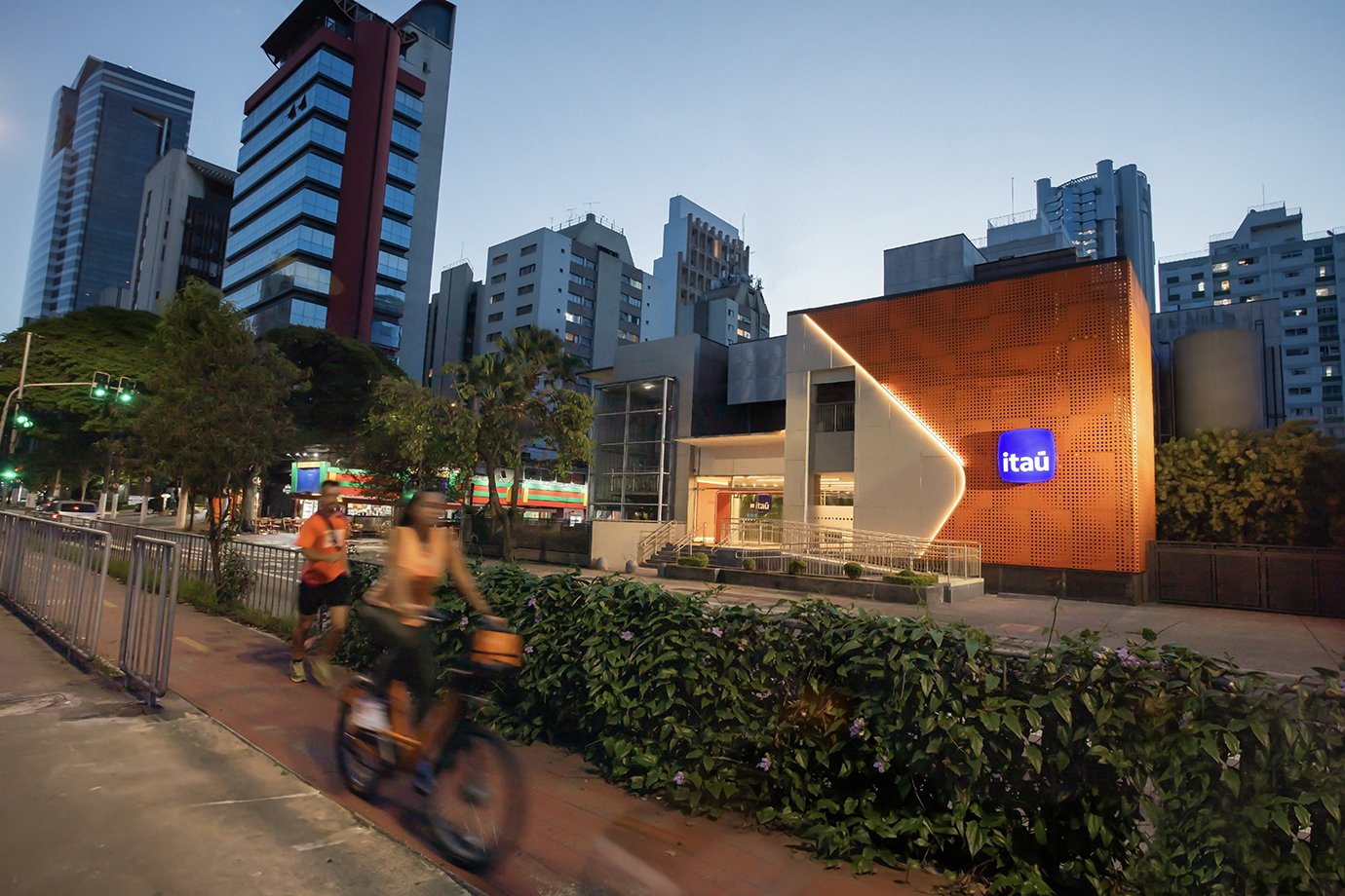 Os bancos puxam a fila