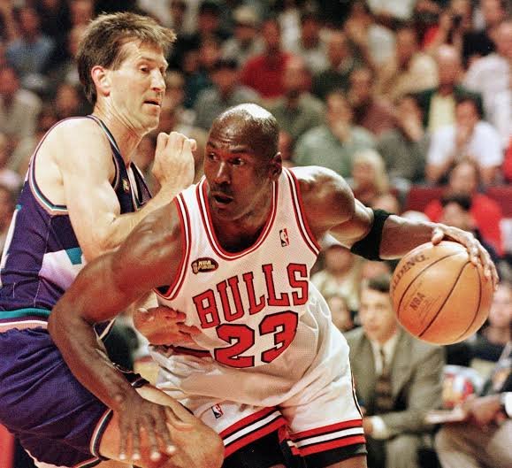 Camisa de Michael Jordan das Finais da NBA de 1998 é vendida por R$ 70 milhões