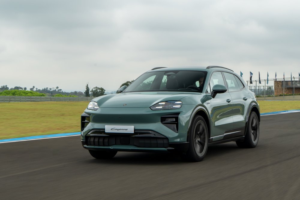Novo Cayenne recorre à eletricidade para redefinir novamente segmento de SUVs