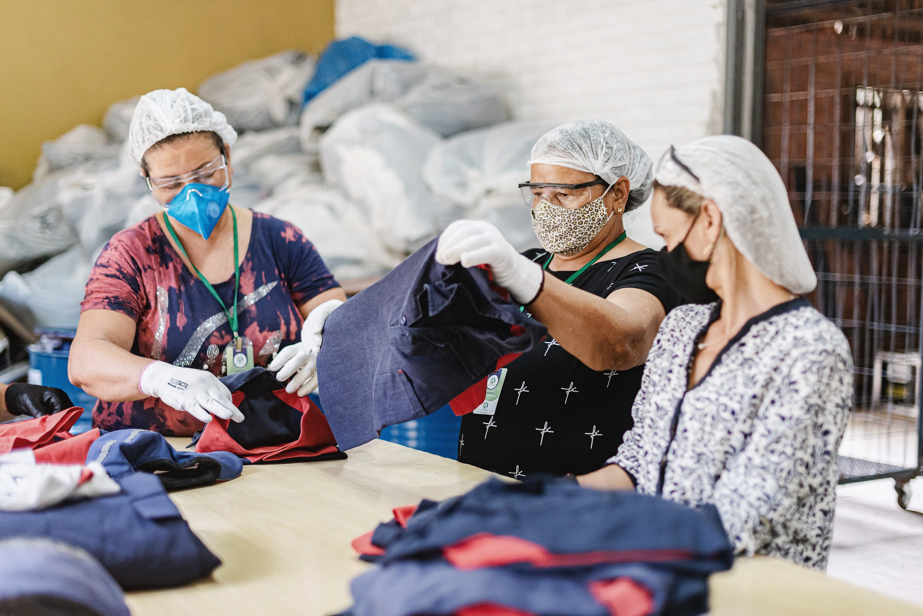 LATAM reaproveita 315 kg de tecidos de uniformes e transforma em brindes para o Rock in Rio
