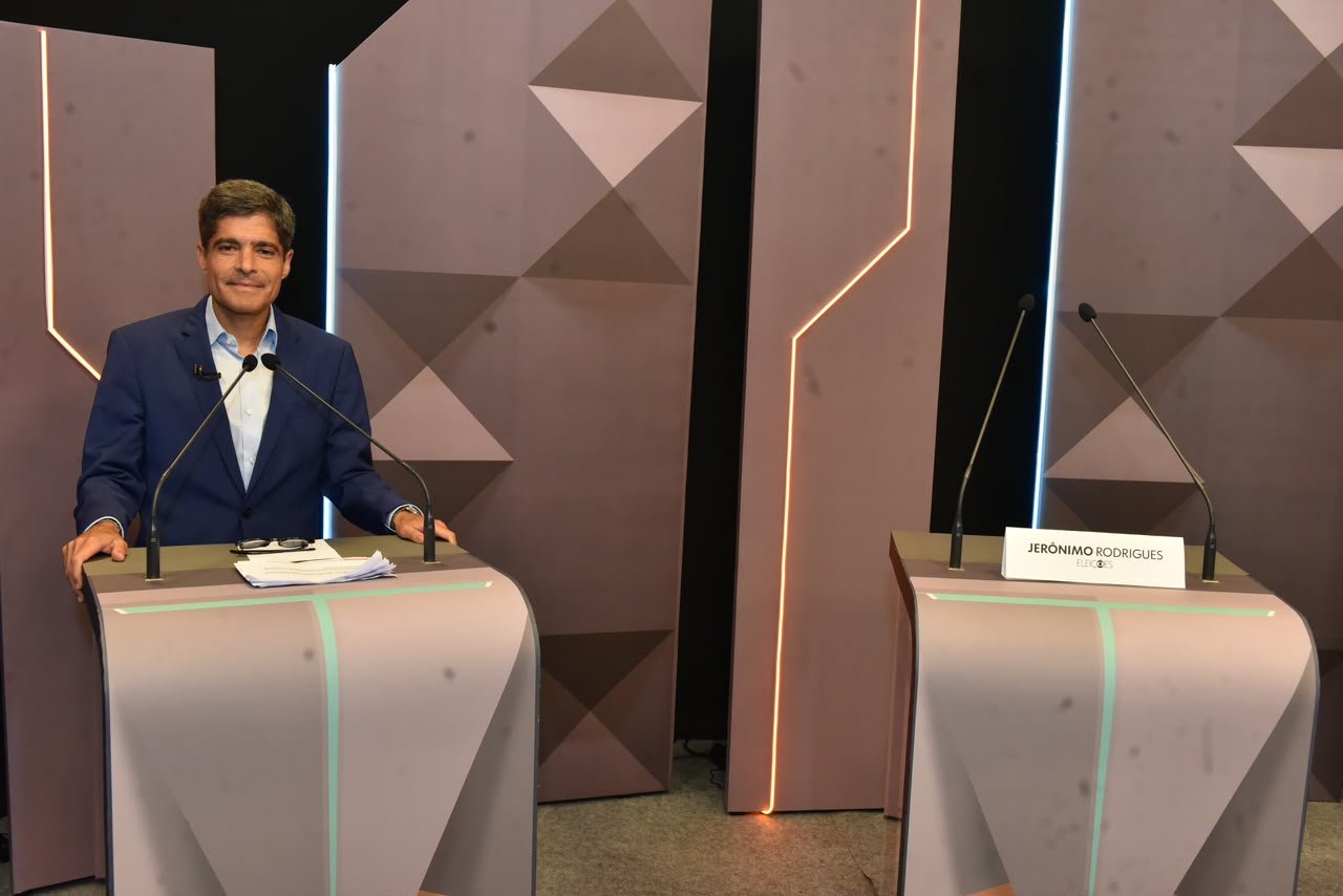 Último debate da Bahia vira sabatina com ACM Neto após ausência de candidatos