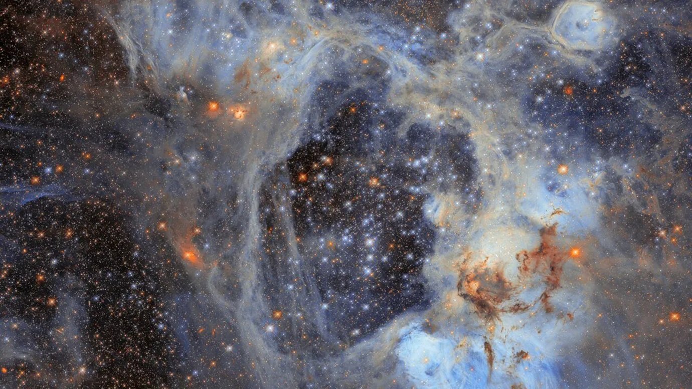 Hubble registra 'berçário' cósmico com 30 mil estrelas recém-nascidas