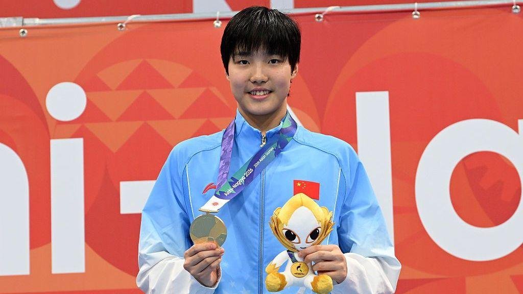 Quem é a chinesa de 13 anos que está 'assustando' a natação mundial