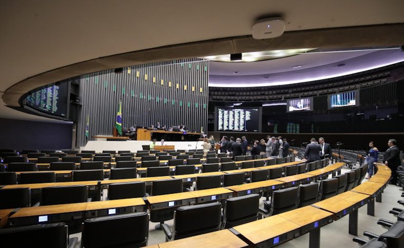Deputados estaduais e federais: entenda as atribuições dos parlamentares