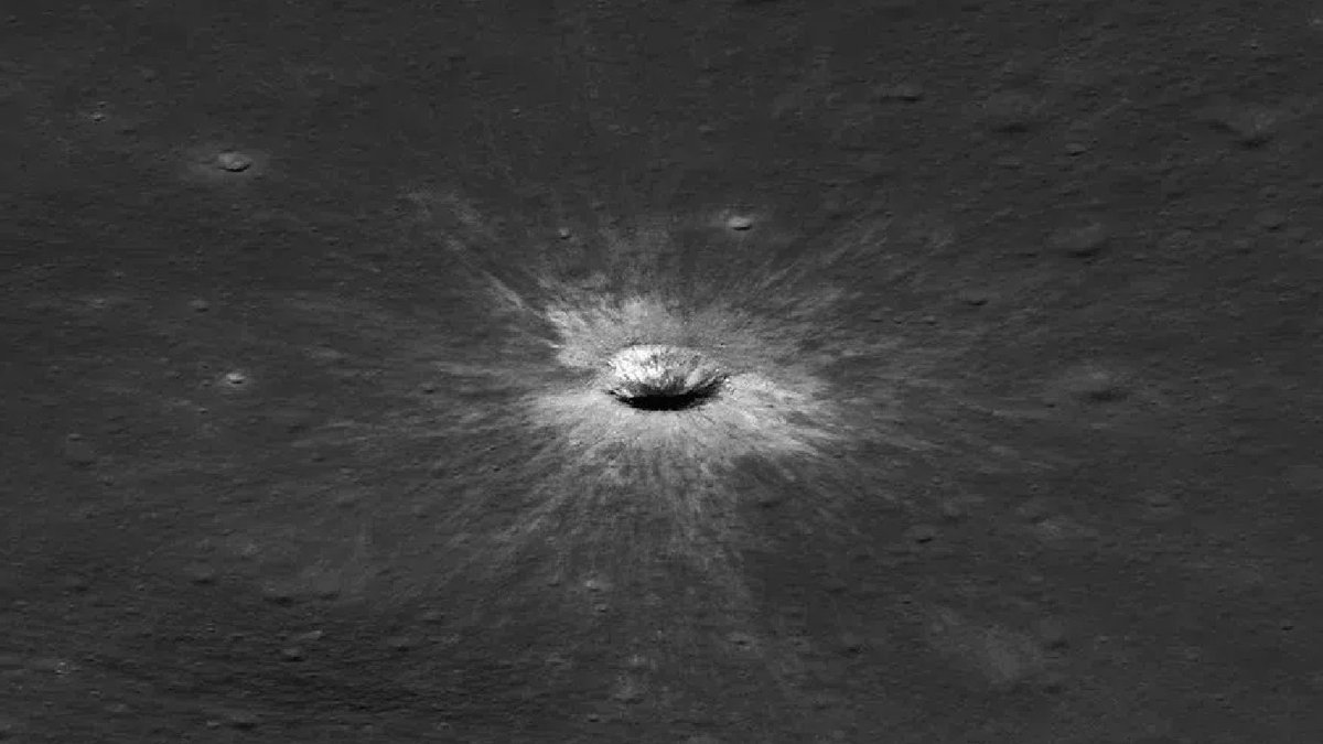 Imagem ilustrativa sobre NASA identifica cratera de 222 metros na Lua, a maior do Sistema Solar recente