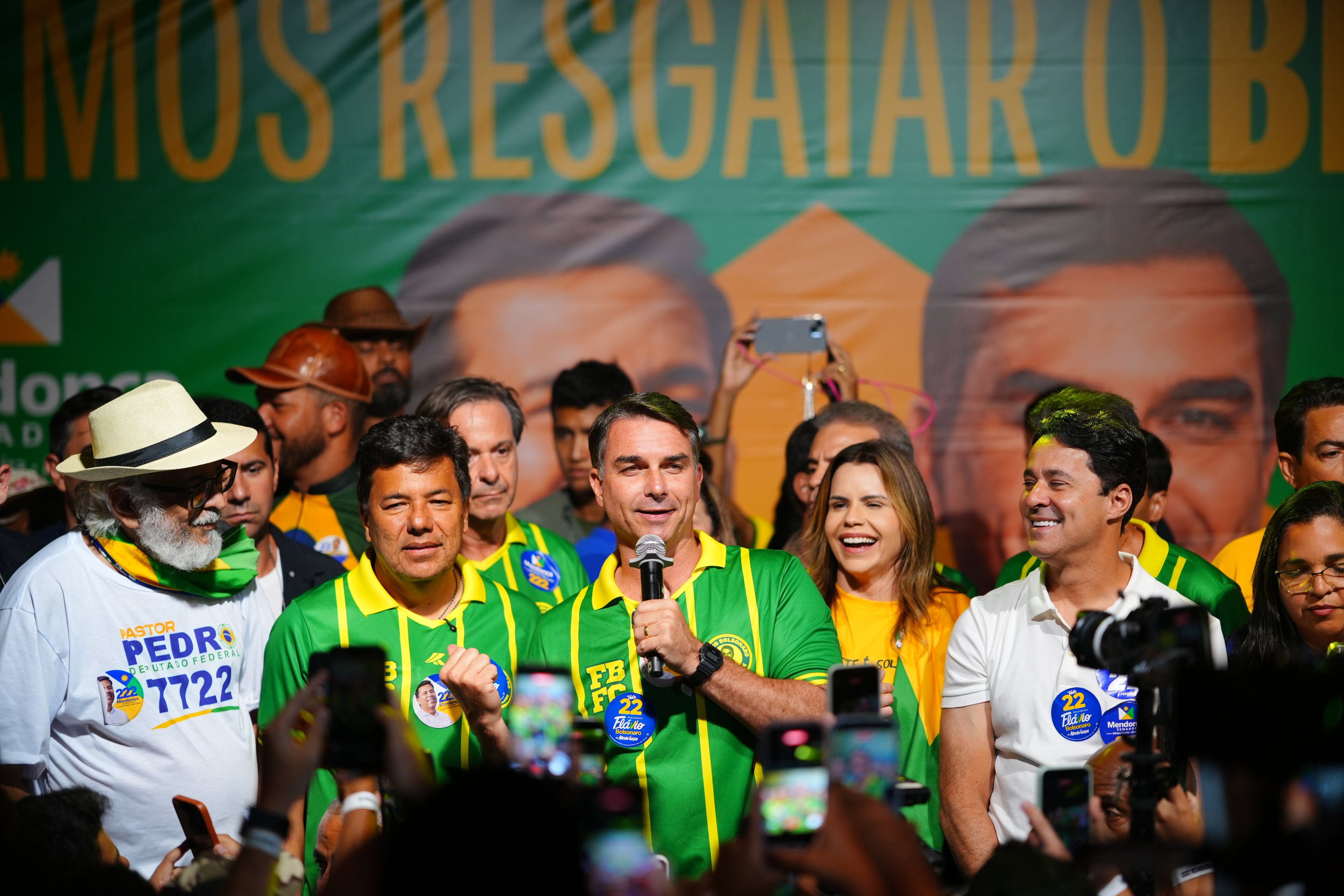 Flávio Bolsonaro diz que aumento do Bolsa Família é 'ato de desespero' de Lula