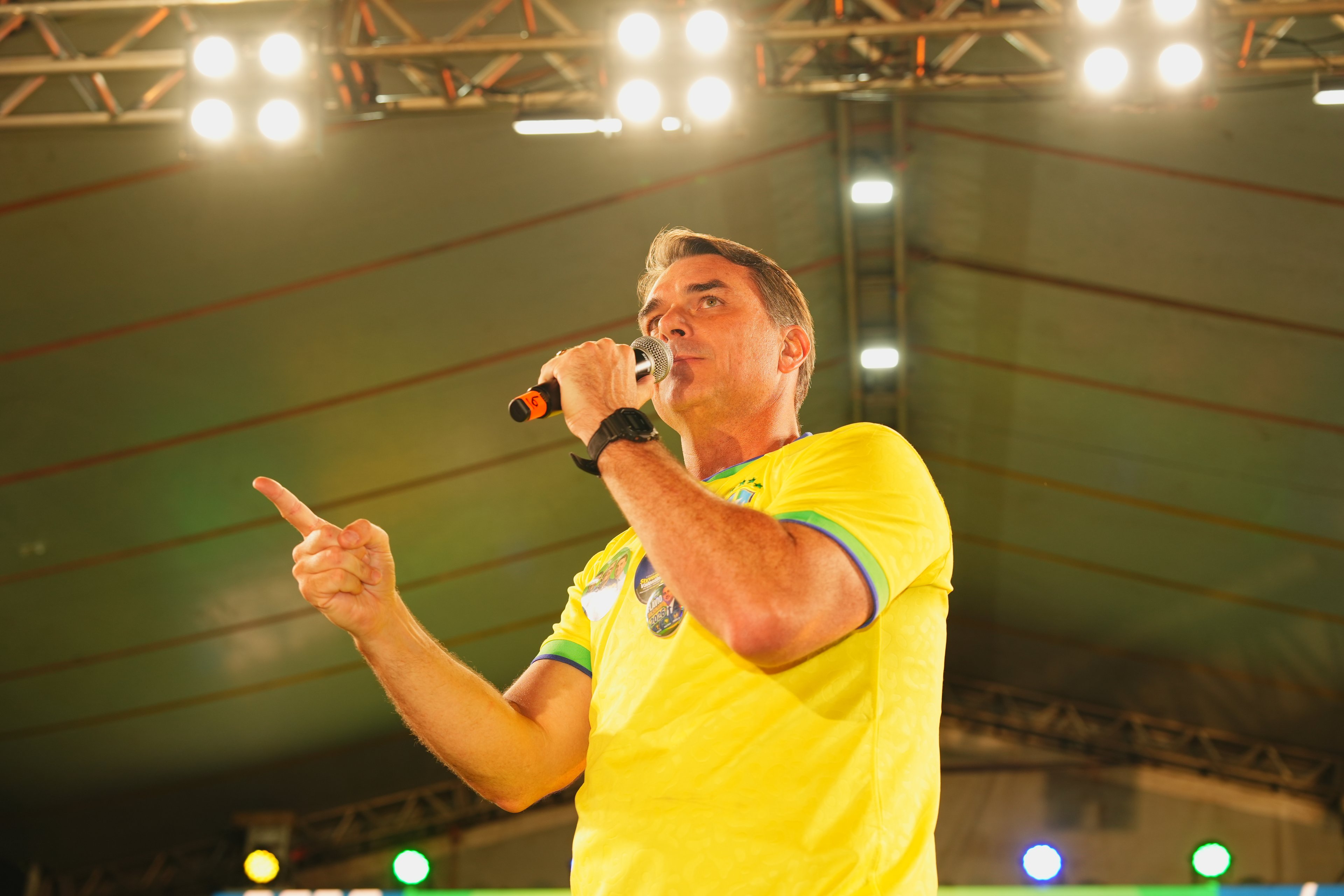 Por que Flávio Bolsonaro cresceu 9,7 pontos em um mês e encostou em Lula