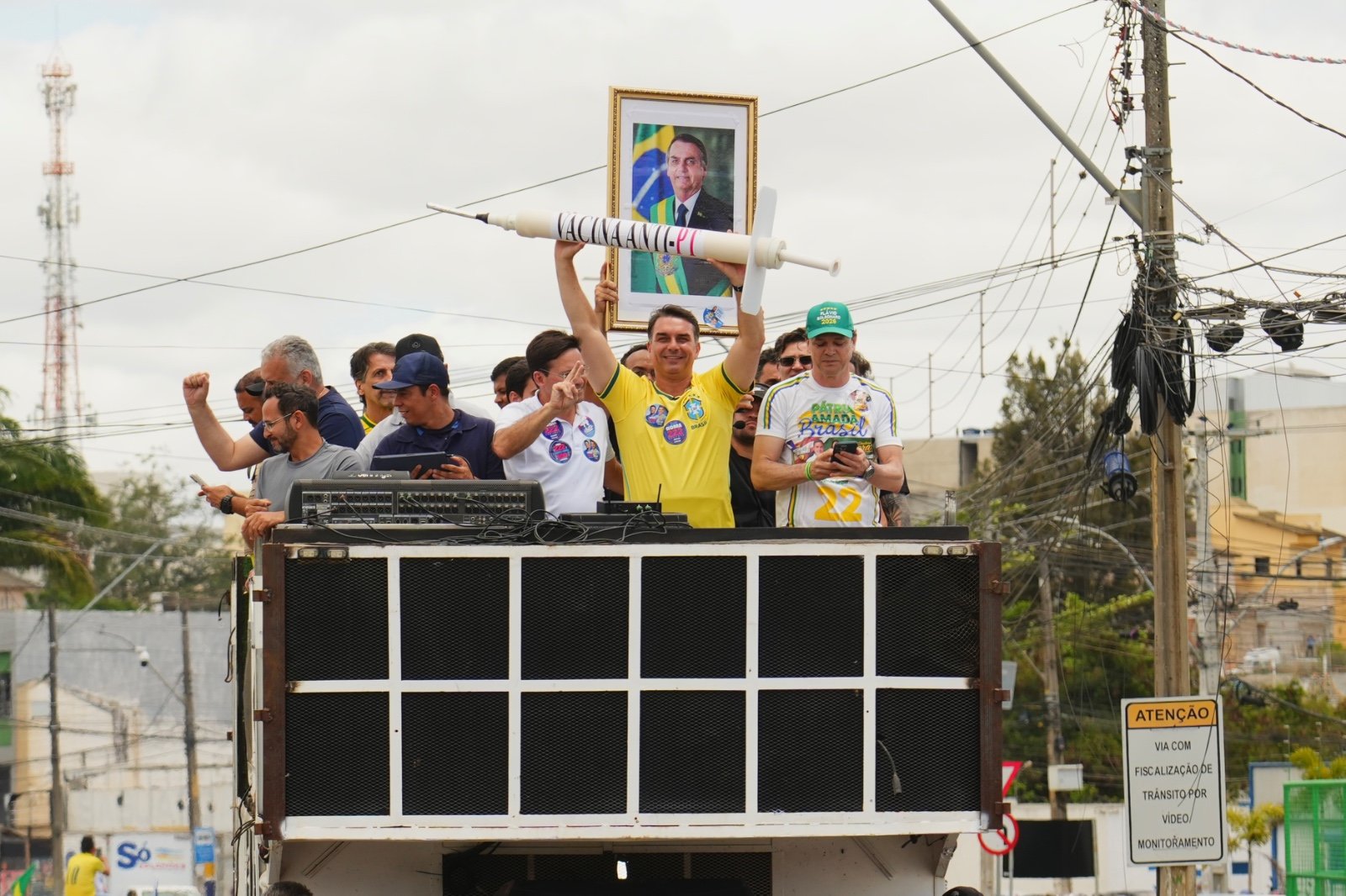 Após giro pelo Nordeste para reduzir vantagem de Lula, Flávio Bolsonaro foca no Sudeste