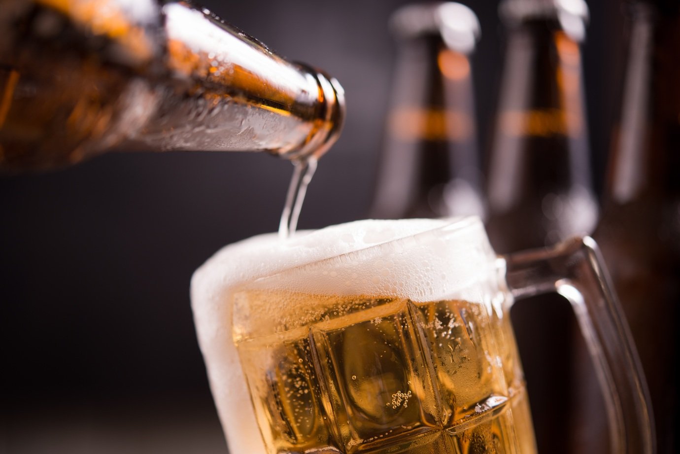 De frituras à cerveja: dieta é associada à piora da atenção em grupo com risco de Alzheimer