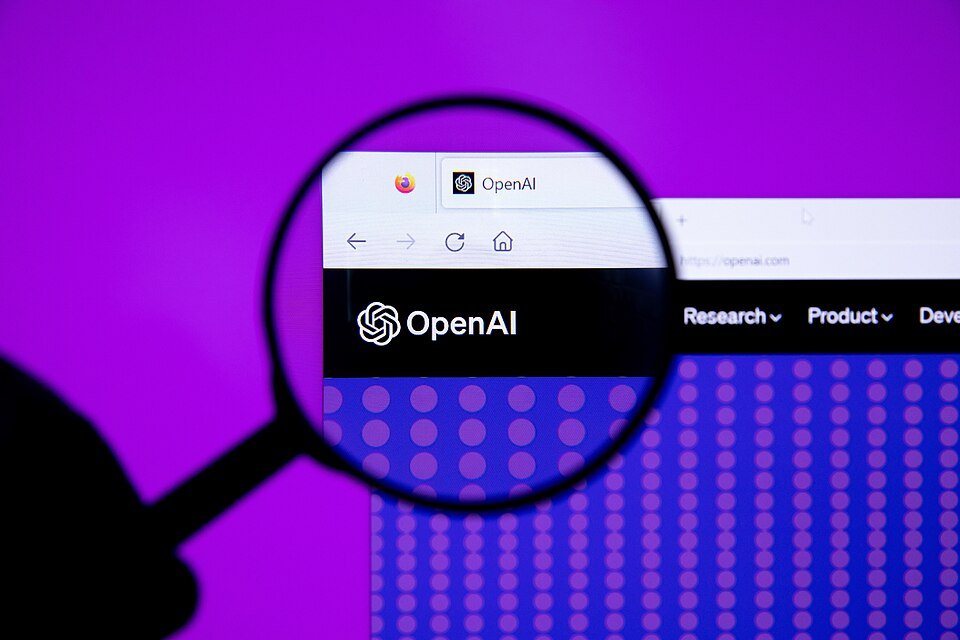 OpenAI limita modelo 'poderoso' após IA atingir nível crítico de risco cibernético