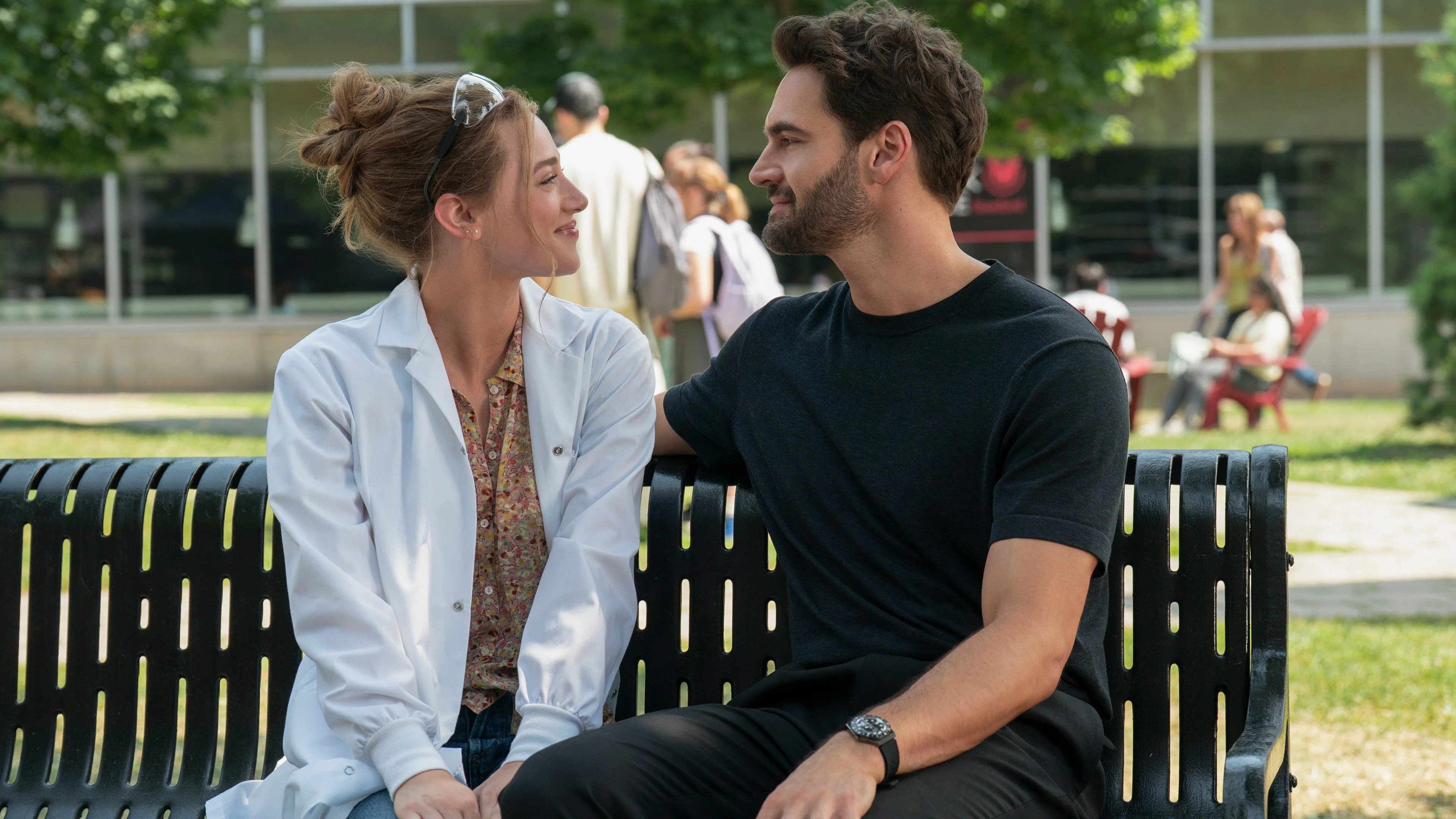 'A Hipótese do Amor', de Ali Hazelwood, chega ao streaming; veja onde assistir